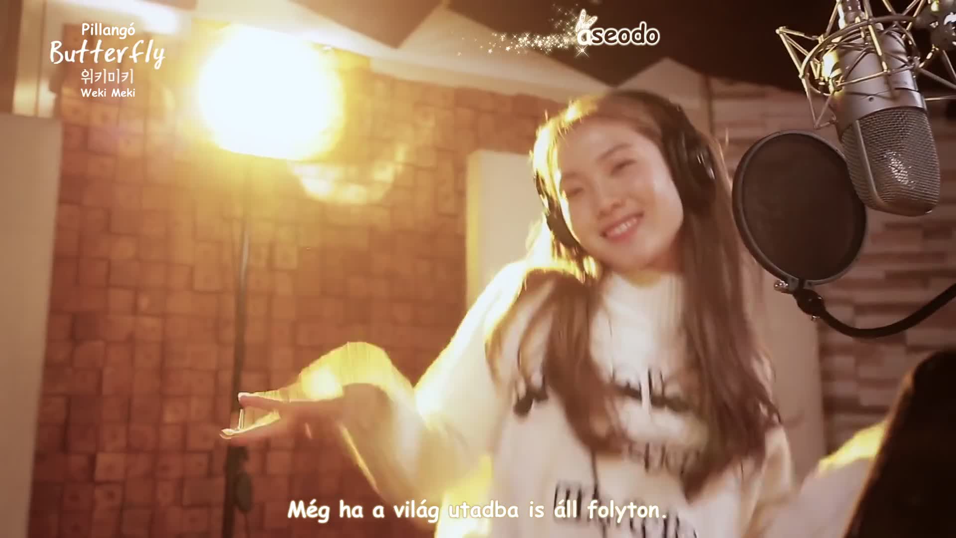 Jelenetkép - Weki Meki - Butterfly - 00:02:46